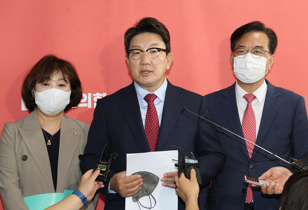 권성동 국민의힘 원내대표가 8일 오전 서울 여의도 국회에서 열린 ‘북 도발 관련 국가안보 점검 제2차 당·정·대 협의회’를 마친 후 취재진 질문에 답변하고 있다. (공동취재) 2022.6.8/뉴스1