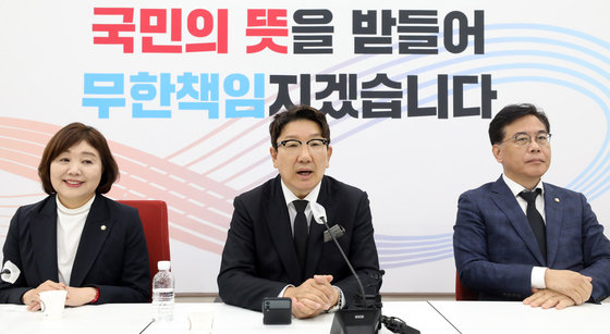 권성동 국민의힘 원내대표가 6일 서울 여의도 국회에서 원구성 등 현안 관련 기자간담회를 하고 있다. 왼쪽부터 양금희 원내대변인, 권 원내대표, 송언석 원내수석부대표. (공동취재) 2022.6.6/뉴스1