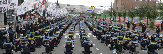 민주노총 전국공공운수노동조합 화물연대 울산본부 조합원들이 7일 오전 울산 남구 울산신항 앞에서 가진 총파업 출정식에서 구호를 외치고 있다. 2022.6.7/뉴스1