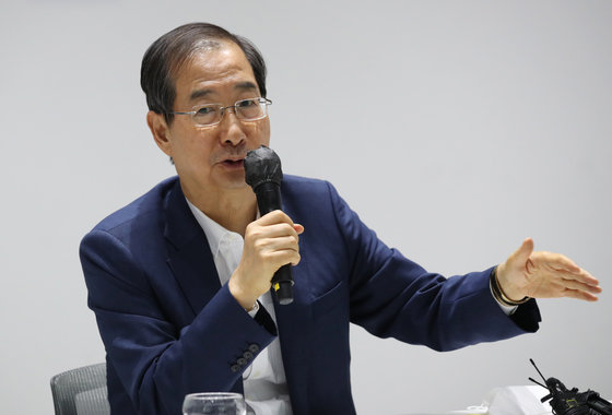 한덕수 국무총리가 8일 서울 강서구 마곡동 규제샌드박스 승인기업인 로보티즈를 방문해 김병수 대표 등 관계자들과의 간담회에서 모두발언을 하고 있다. 2022.6.8/뉴스1