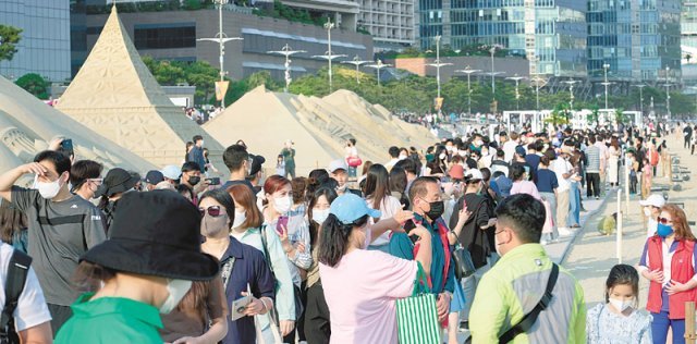 부산 해운대해수욕장을 찾은 관광객들이 지난달 20∼23일 열린 ‘해운대모래축제’를 즐기고 있다. 해운대구에 따르면 이번 축제에 85만3000여 명이 방문한 것으로 집계됐다. 해운대구 제공