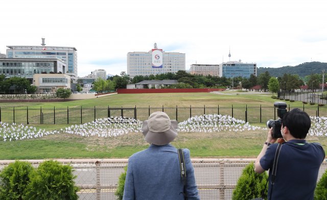 대통령실과 가장 가까운 남측구역 전망대에 오르면 대통령실을 더자세히 볼 수 있다.