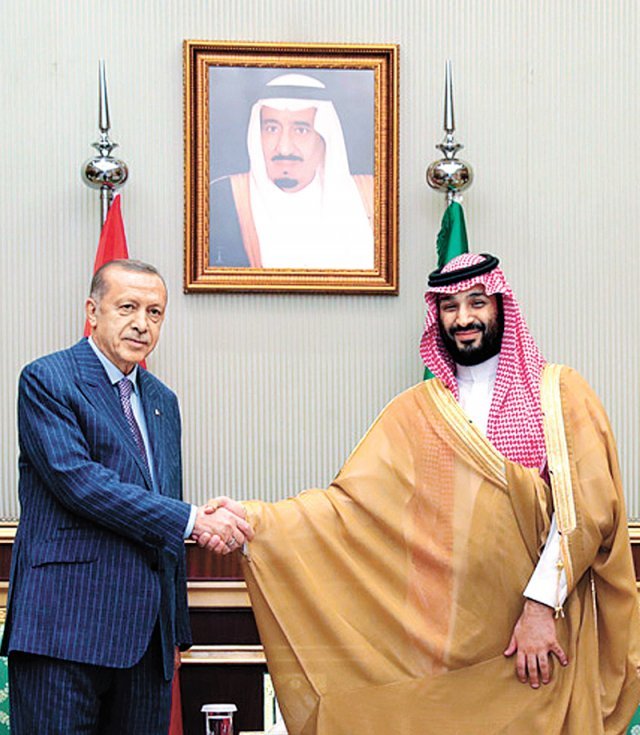 올해 4월 말 사우디아라비아를 방문한 레제프 타이이프 에르도안 터키 대통령(왼쪽)이 사우디 2대 도시 지다에서 사우디 실권자 
무함마드 빈 살만 왕세자와 악수를 하고 있다. 두 사람의 위로 무함마드 왕세자의 부친인 살만 국왕의 초상화가 보인다. 터키 
대통령실 제공