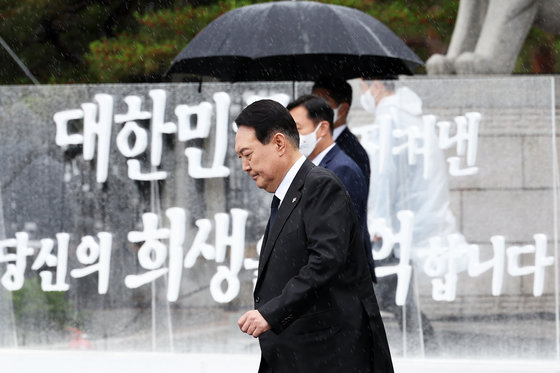 윤석열 대통령이 지난 6일 서울 동작구 국립서울현충원에서 열린 제67회 현충일 추념식에서 추념사를 마친 후 단상을 내려오고 있다. 대통령실사진기자단