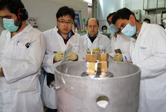 국제원자력기구(IAEA) 조사단과 이란 기술자들이 2014년 이란 나탄즈 핵시설을 사찰하던 모습. © AFP=News1