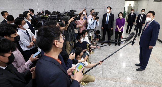 윤석열 대통령이 9일 오전 서울 용산 대통령실 청사로 출근하며 취재진의 질문에 답하고 있다. 2022.6.9. 대통령실사진기자단