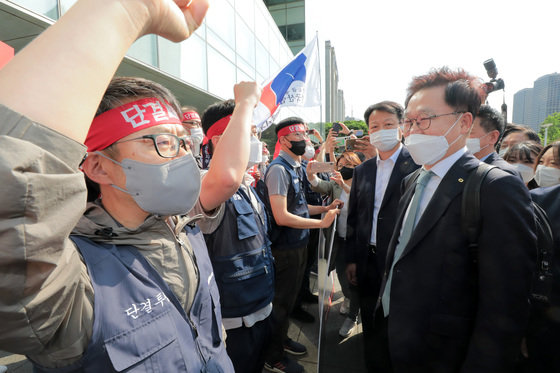 강석훈 신임 KDB산업은행 회장이 8일 서울 영등포구 KDB산업은행 본점으로 첫 출근하던 중 노조원들의 항의에 가로 막혀 있다. 이날 강 회장은 노조원들의 저지로 출근하지 못하고 발걸음을 돌렸다. 2022.6.8/뉴스1