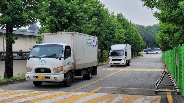 9일 오전 하이트진로 이천공장에 CU 차량이 소주 제품을 직접 받으러 오고 있다.© 뉴스1