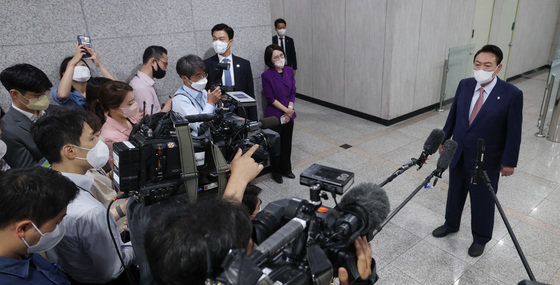윤석열 대통령이 9일 오전 용산 대통령실로 출근하며 검찰 편중 인사 논란, 이명박 전 대통령 사면 등 취재진의 질문에 답하고 있다. 대통령실사진기자단)