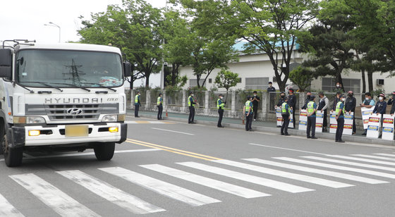 화물연대 총파업 이틀째인 8일 울산시 북구 현대자동차 명촌정문 앞에서 화물연대 울산본부 소속 조합원들이 경찰과 대치하고 있다. 2022.6.8/뉴스1