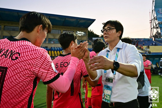 U-23 대표팀 황선홍 감독이 8일(이하 한국시간) 우즈베키스탄 타슈켄트의 파흐타코르 스타디움에서 열린 태국과의 2022 U-23 아시아축구연맹(AFC) 아시안컵 C조 조별리그 3차전에서 선수들과 하이파이브를 나누고 있다. (대한축구협회 제공) 2022.6.8/뉴스1