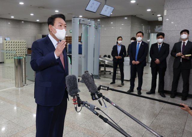 윤석열 대통령이 9일 오전 서울 용산 대통령실 청사로 출근하며 취재진 질문에 답하고 있다.