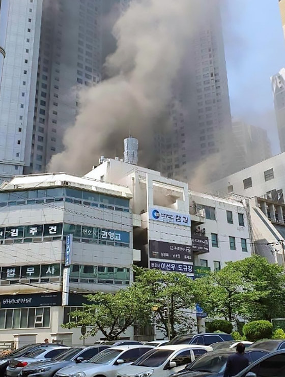 9일 오전 10시55분쯤 대구 수성구 범어동 대구지법 인근에 있는 7층 건물에서 원인을 알 수 없는 폭발과 함께 불이 났다. 소방당국에 따르면 이날 불로 입주자 7명이 숨졌다.(SNS갈무리)2022.6.9/뉴스1
