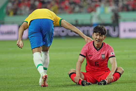 대한민국 축구 대표팀 미드필더 황인범이 2일 오후 서울 마포구 서울월드컵경기장에서 열린 대한민국과 브라질과의 친선 경기 후반전 2대1로 끌려가는 상황에서 태클을 시도한 뒤 그라운드에 앉아 있다. 2022.6.2/뉴스1