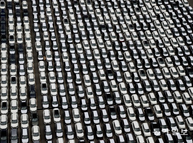 9일 광주시 서구 기아차 광주공장 출고장에 수천대의 완성차가 출하가 가로막혀 세워져 있다. 광주=박영철 기자 skyblue@donga.com