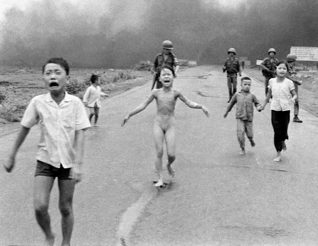 1972년 6월 8일 베트남 전쟁 당시 AP통신 사진기자 닉 우트가 촬영한 사진. 사진 속 벌거벗은 소녀가 판티 킴푹이다. 원제 ‘전쟁의 공포’ 대신 ‘네이팜탄 소녀’로 더 유명해진 이 사진은 이듬해 퓰리처상을 받았다.