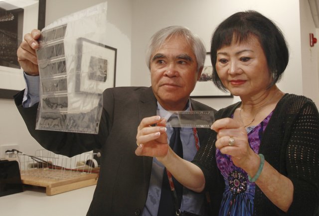 닉 우트(왼쪽)와 킴푹이 6일 미국 뉴욕 AP통신 사진도서관에서 만나 ‘네이팜탄 소녀’ 원본을 들어보이고 있다. 두 사람은 사진 촬영 50주년 기념 행사에 참여하기 위해 뉴욕을 찾았다. 뉴욕=AP 뉴시스