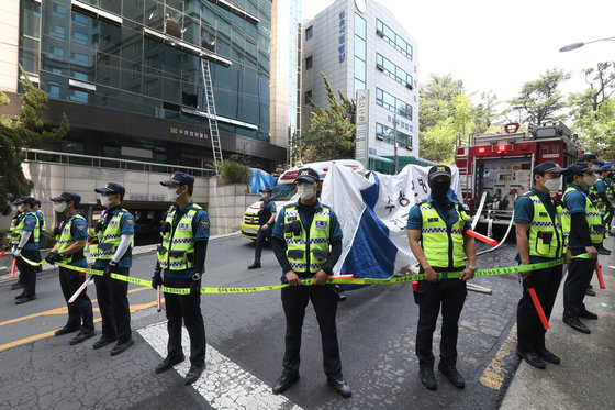 9일 오전 10시55분쯤 대구 수성구 범어동 대구지방법원 인근 7층짜리 빌딩 2층에서 방화로 인한 불이 나 7명이 숨지고 40여명이 다치는 등 다수의 인명피해가 발생했다. 경찰과 소방당국이 사고현장 주변을 통제하고 건물 내부에서 희생자 수습과 수색을 진행하고 있다. 2022.6.9/뉴스1 © News1