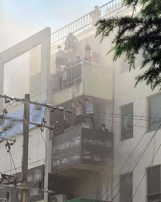 9일 대구 수성구 범어동 대구지방법원 인근 변호사 사무실 빌딩에서 불이나 시민들이 옥상 부근에서 구조를 기다리고 있다. 독자 최식백 씨 제공