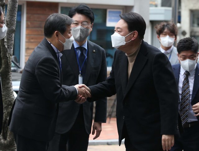 윤석열 대통령 당선인이 14일 오전 서울 종로구 통의동 금감원 연수원에 마련된 당선인 집무실로 출근하며 이철규 의원과 인사를 나누고 있다. 2022.3.14/뉴스1