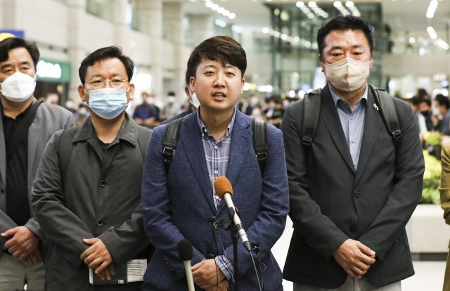 이준석 국민의힘 대표가 9일 오후 우크라이나 방문일정을 마치고 인천국제공항을 통해 입국해 취재진의 질문에 답하고 있다. 국회사진취재단