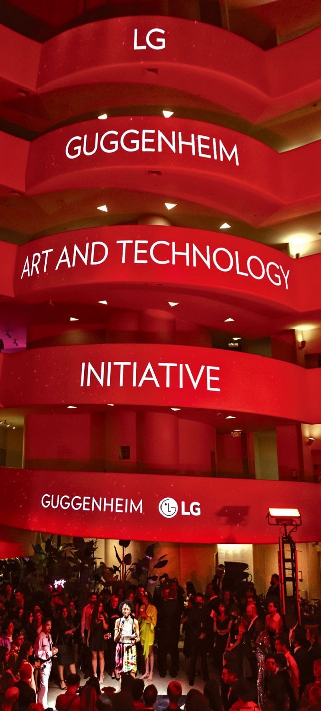 뉴욕 구겐하임 뮤지엄에서 열린 YCC 파티에서 나오미 벡위스 수석큐레이터가 ‘LG 구겐하임 글로벌 파트너십‘을 발표하고 있다.