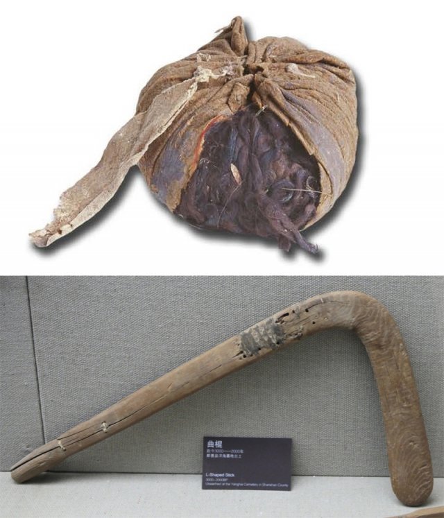 중국 신장위구르자치구 산산현 양하이의 약 3200년 전 무덤에서 출토된 공(위쪽 사진)과 스틱. 공의 속은 동물 털로 채워 넣고 겉은 가죽으로 감쌌다. 사진 출처 파트리크 베르트만의 논문·강인욱 제공