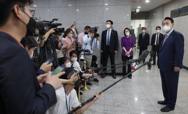 윤석열 대통령이 9일 오전 용산 대통령실로 출근하며 검찰 편중 인사 논란, 이명박 전 대통령 사면 등 취재진의 질문에 답하고 있다. 2022.6.9/대통령실사진기자단