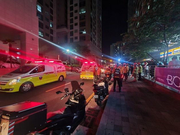 9일 부산 전포동 흉기 난동 사고 현장에서 소방과 경찰당국이 현장을 수습하고 있다(부산소방재난본부 제공)ⓒ 뉴스1