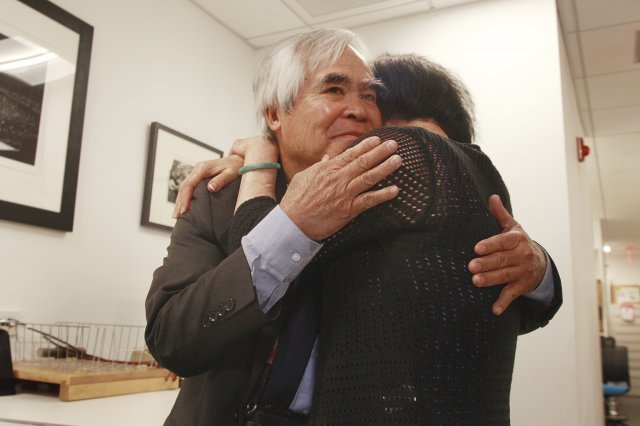 닉 우트 전 기자(왼쪽)와 킴푹 킴 파운데이션 창립자(오른쪽)가 6일(현지시간) 미국 뉴욕 AP 사진 전시관에서 열린 ‘네이팜탄 소녀’ 사진 50주념 기념 행사에서 만나 포옹하고 있다. AP