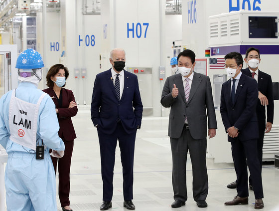 윤석열 대통령이 지난 5월20일 조 바이든 미국 대통령과 경기 평택 삼성전자 반도체 공장을 시찰하며 엄지 손가락을 들어보이고 있다. (대통령실사진기자단) 2022.5.20/뉴스1