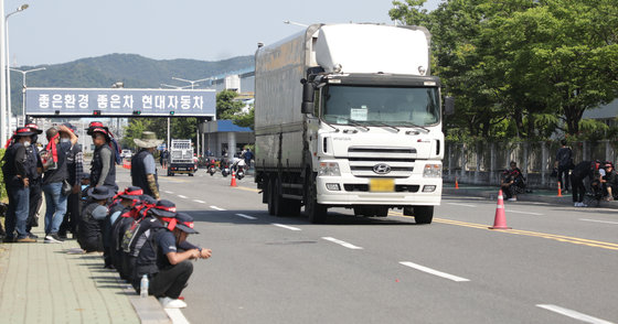 화물연대 총파업 사흘째인 9일 울산시 북구 현대자동차 명촌정문 앞에서 화물연대 울산본부 소속 조합원들이 집회를 하고 있다. 2022.6.8/뉴스1