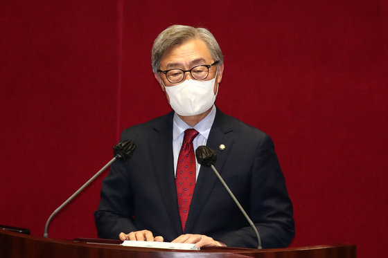 서울 종로구 재-보궐선거에서 당선된 최재형 국민의힘 의원이 5일 서울 여의도 국회에서 열린 본회의에서 인사말을 하고 있다. 2022.4.5/뉴스1