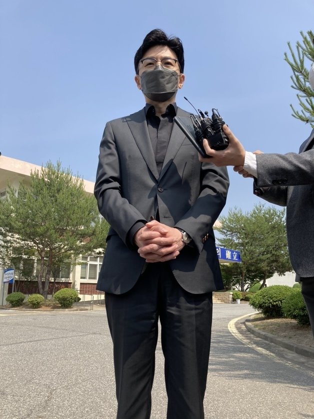 한동훈 69대 법무부 장관이 10일 오전 충북 청주교도소를 방문해 기자들의 질문에 답변하고 있다. 한 장관의 정책현장 방문은 장관 취임 이후 처음이다. 한 장관은 이날 오후 청주외국인보호소를 방문한다.2022.6.10/뉴스1