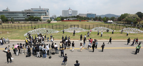용산공원 시범 개방 첫날인 10일 서울 용산구 용산공원을 찾은 시민들이 공원을 둘러보고 있다. 용산공원은 이날부터 열흘간 시범 개방된다. 2022.6.10/뉴스1 © News1