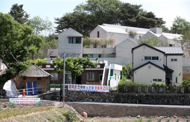 지난달 26일 경남 양산시 평산마을 문재인 전 대통령 사저 주변에 문 전 대통령 비판 단체 시위로 인한 지역 주민들의 피해 호소 현수막이 걸려있다. 뉴스1