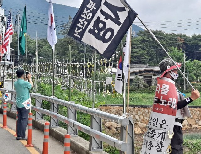 8일 경남 양산 하북면 평산마을 문재인 전 대통령 사저 인근 도로에서 한 보수단체 회원이 집회를 하고 있다. 뉴스1