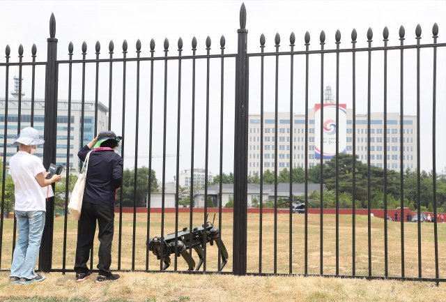 4족 로봇견 두 마리가 대통령실 앞뜰 잔디마당을 이리저리 다니며 경계를 하고있다.