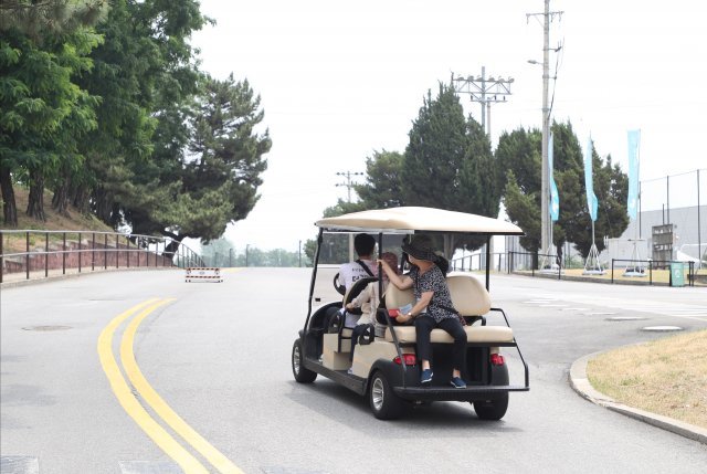 용산공원은 몸이 불편한 사람을 위해 전기차량도 운행한다.