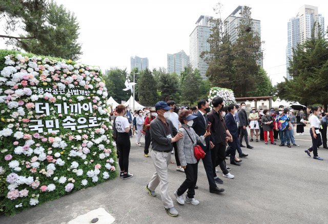 10일 오전 11시 원희룡 국토교통부장관과 시민들이 군악대의 환영행사를 받으며 용산공원 시범개방 첫 걸음을 내딛고있다.