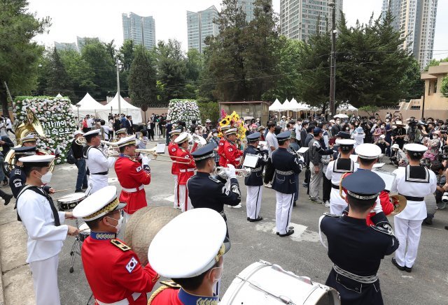 10일 오전 11시 원희룡 국토교통부장관과 시민들이 군악대의 환영행사를 받으며 용산공원 시범개방 첫 걸음을 내딛고있다.