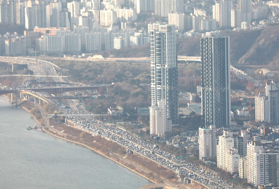 서울 송파구 롯데월드타워 서울스카이에서 바라본 ‘트리마제’ 모습. © News1