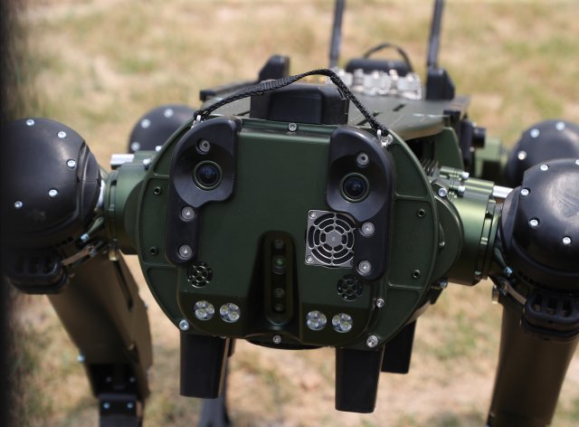 4족 로봇견이 대통령실 앞뜰 잔디마당을 이리저리 다니며 경계를 하고있다.