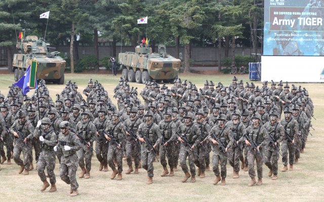 육군 ‘아미타이거 시범여단전투단  선포식 후’ 워리어플랫폼 차림의 아미타이거 부대원들이 이동하고 있다.