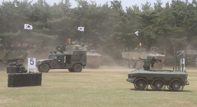 차륜형장갑차 아미타이거 부대원들이 다목적무인차량 과 함께 ‘유.무인 복합전투체계 전투시연’을 선보이고 있다.
