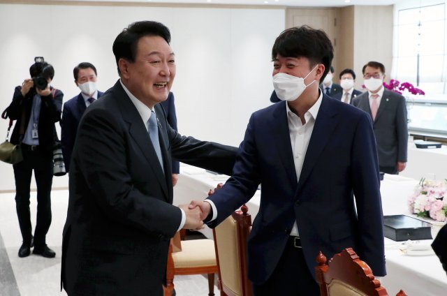 윤석열 대통령이 10일 서울 용산 대통령실 청사 대접견실에서 열린 국민의힘 지도부 초청 오찬 간담회에서 이준석 대표와 악수하고 있다.