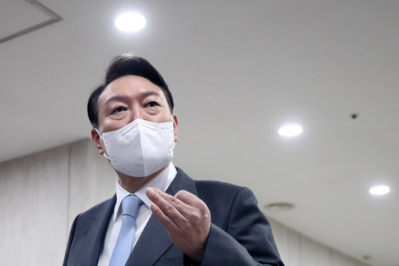 윤석열 대통령이 취임 한 달을 맞은 10일 오전 용산 대통령실 청사로 출근하며 취재진의 질문에 답하고 있다. 대통령실사진기자단