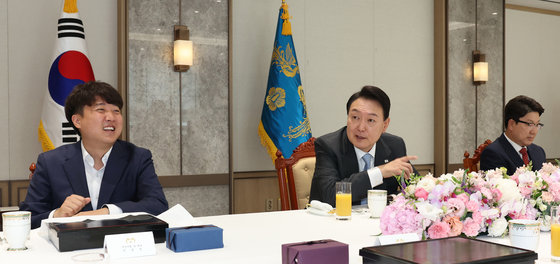 윤석열 대통령이 10일 용산 대통령실 청사에서 열린 국민의힘 지도부와의 오찬 회동에서 이준석 대표를 비롯한 참석자들과 환담을 나누고 있다. 대통령실사진기자단 2022.6.10/뉴스1