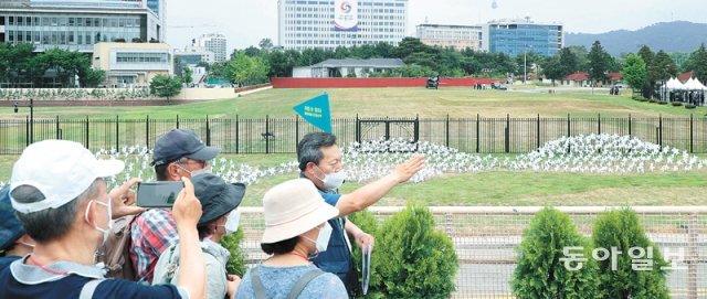 서울 용산공원 부지가 일반 국민에게 시범 개방된 10일 현장을 찾은 방문객들이 대통령집무실 남측 구역에서 공원을 둘러보고 있다. 김재명 기자 base@donga.com