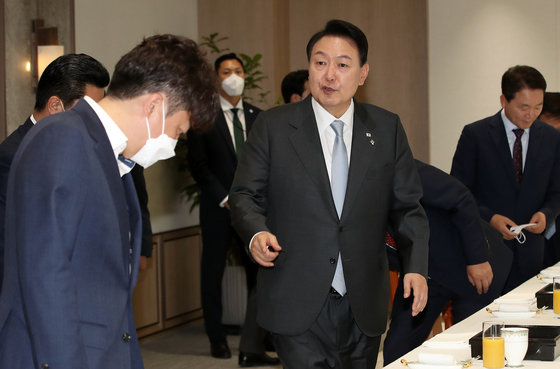 윤석열 대통령이 10일 용산 대통령실 청사에서 열린 국민의힘 지도부와의 오찬 회동에서 우크라이나 방문을 마치고 돌아온 이준석 대표와 대화를 나누고 있다. 대통령실사진기자단